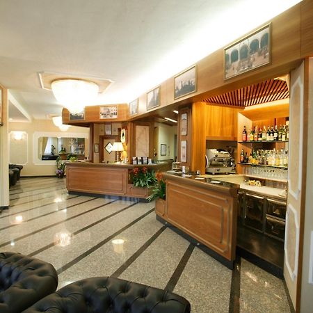 Hotel Alexander 체세나 외부 사진