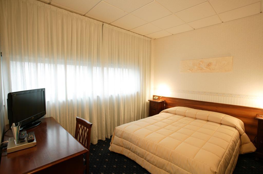Hotel Alexander 체세나 외부 사진