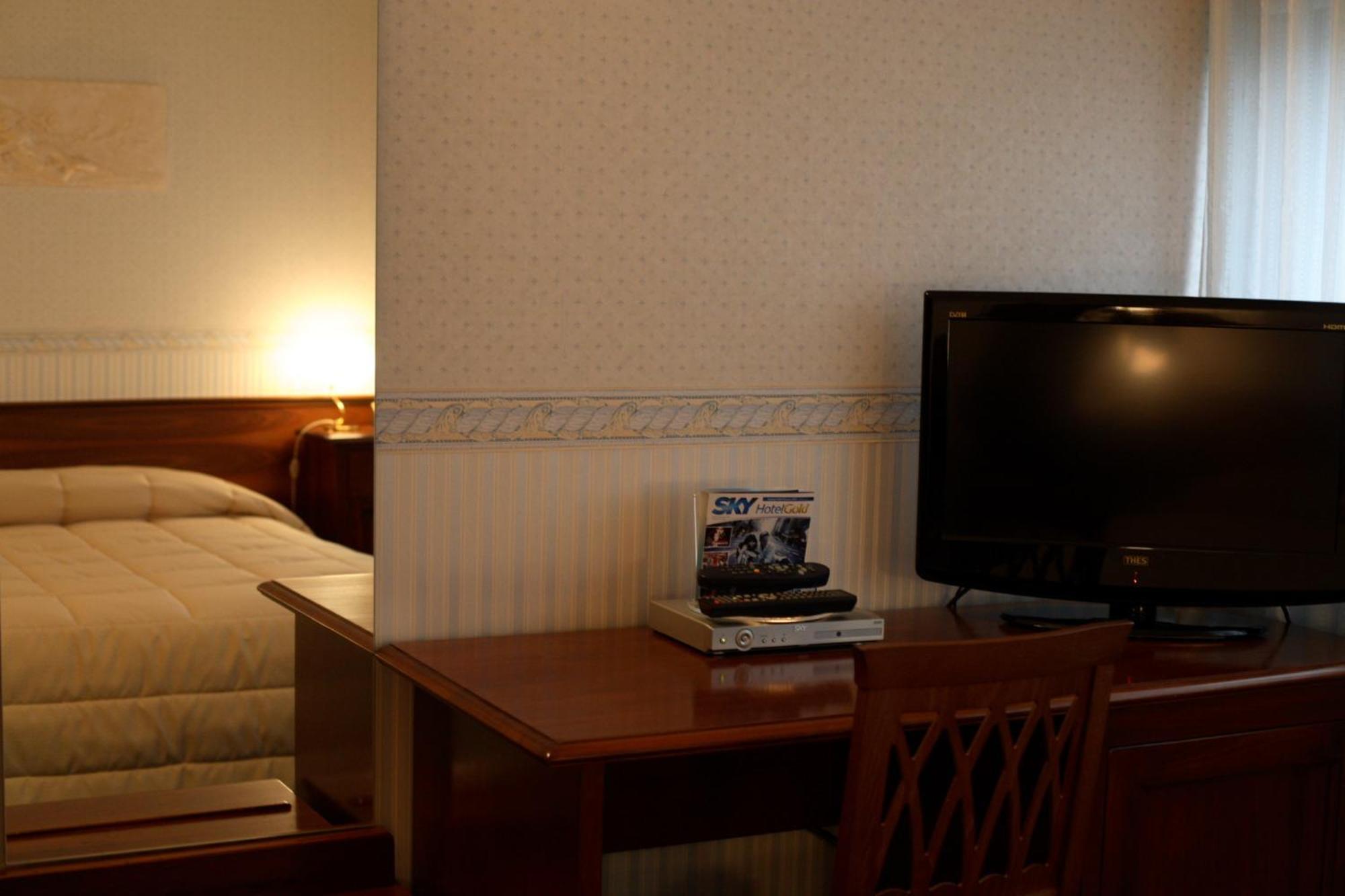 Hotel Alexander 체세나 외부 사진