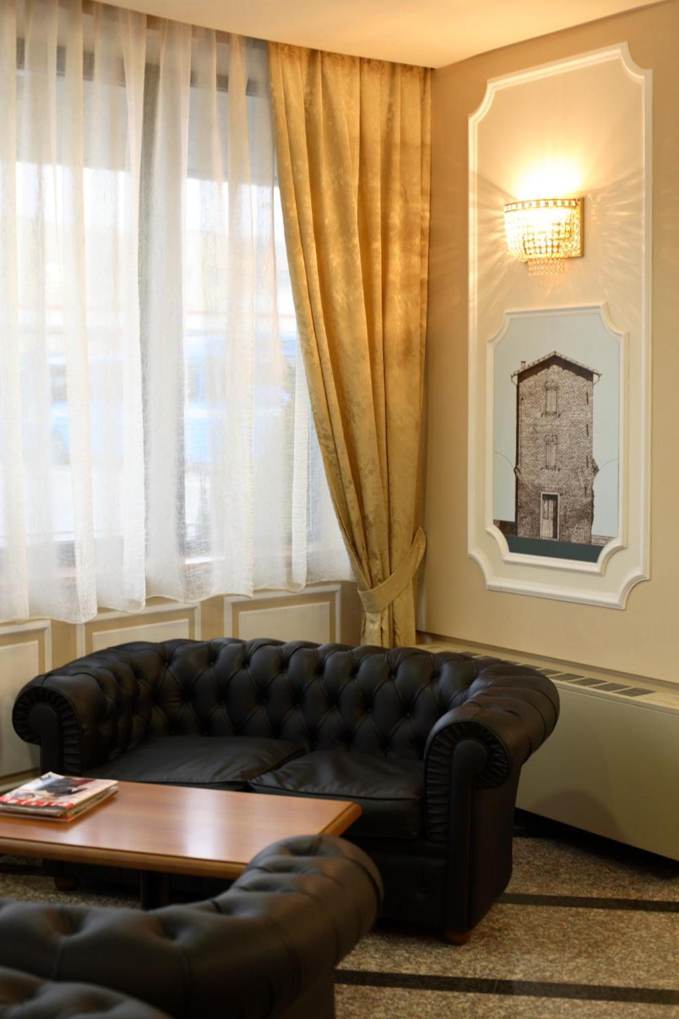 Hotel Alexander 체세나 외부 사진