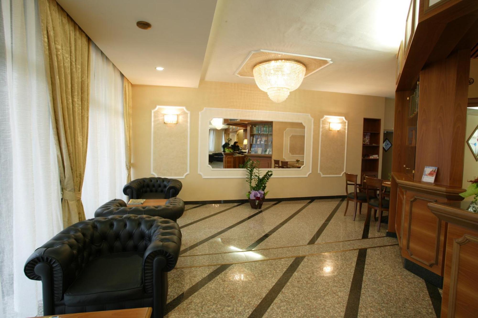 Hotel Alexander 체세나 외부 사진