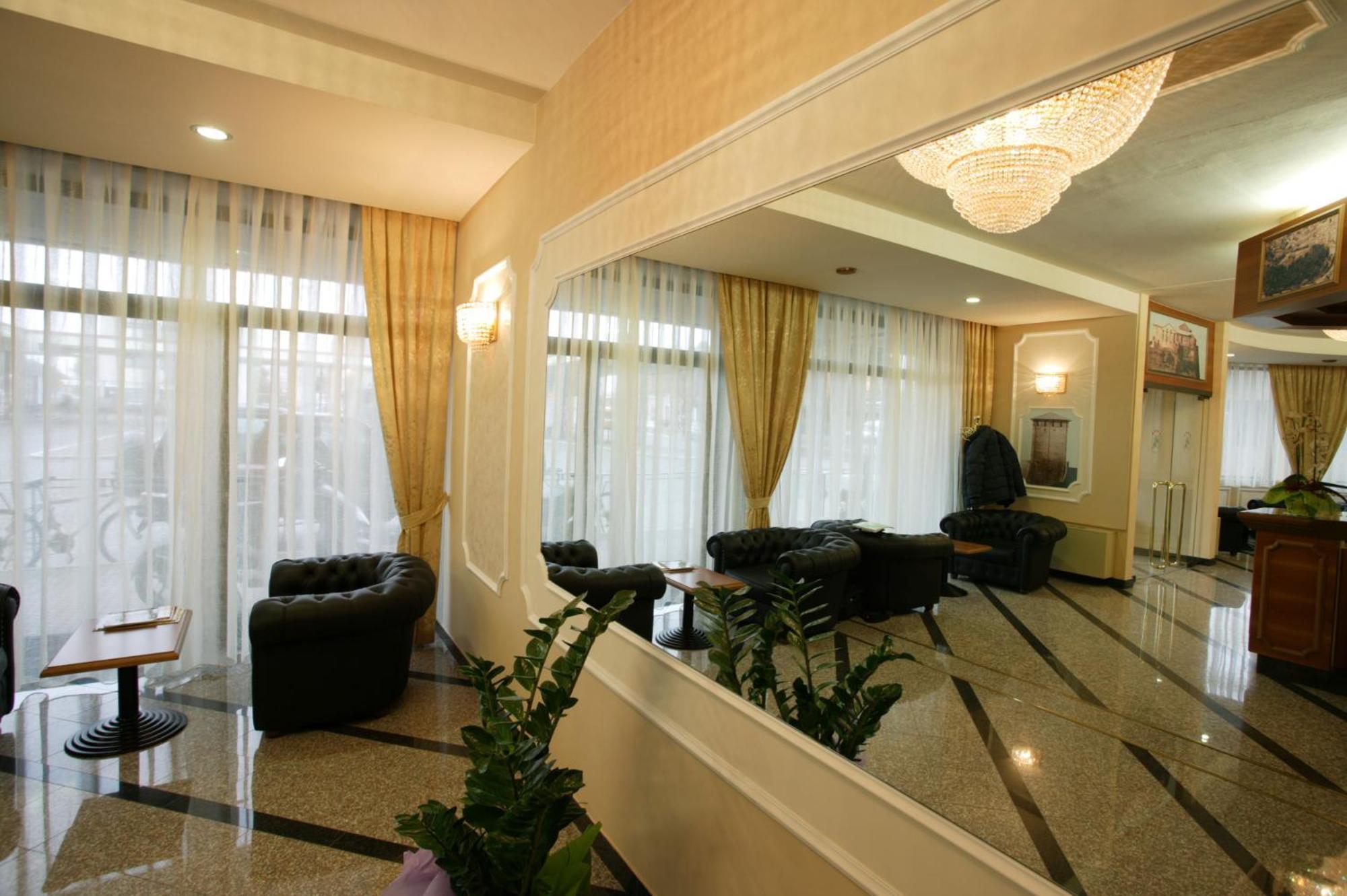Hotel Alexander 체세나 외부 사진