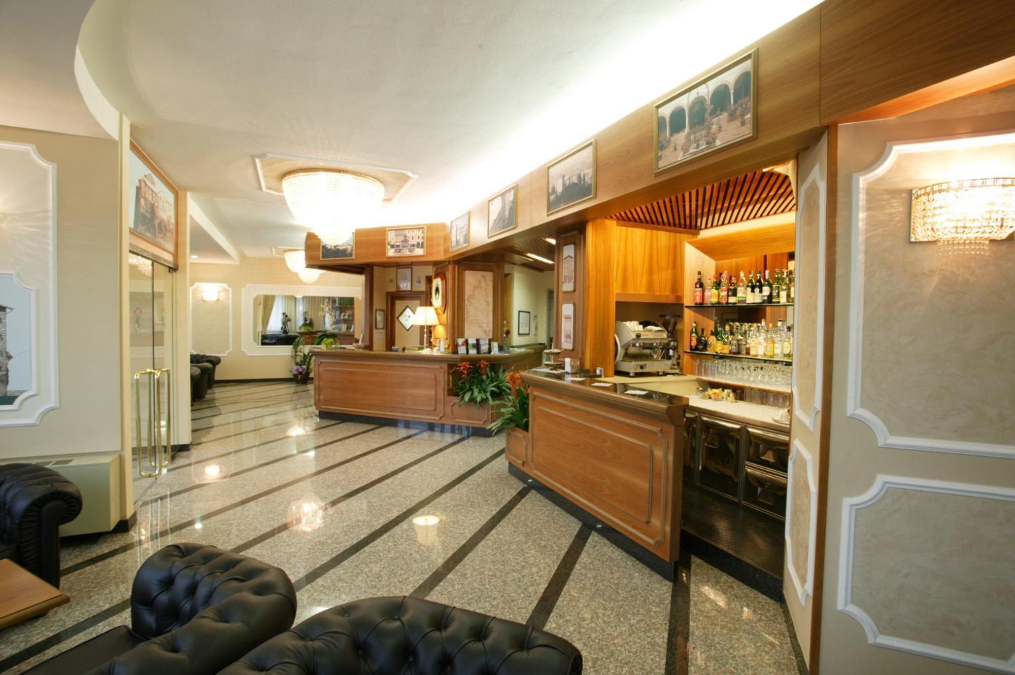 Hotel Alexander 체세나 외부 사진