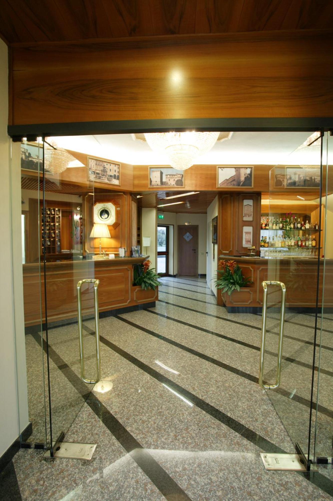 Hotel Alexander 체세나 외부 사진