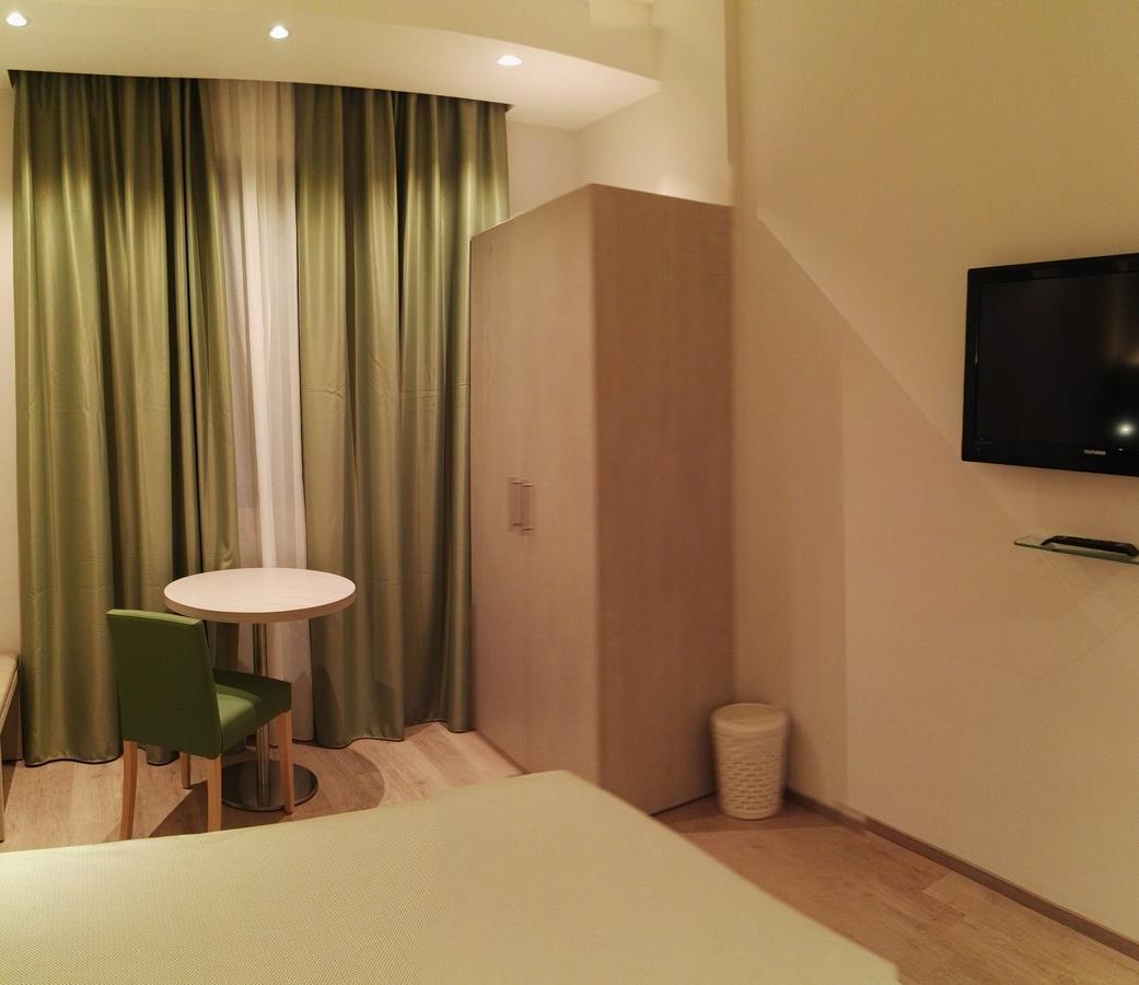 Hotel Alexander 체세나 외부 사진