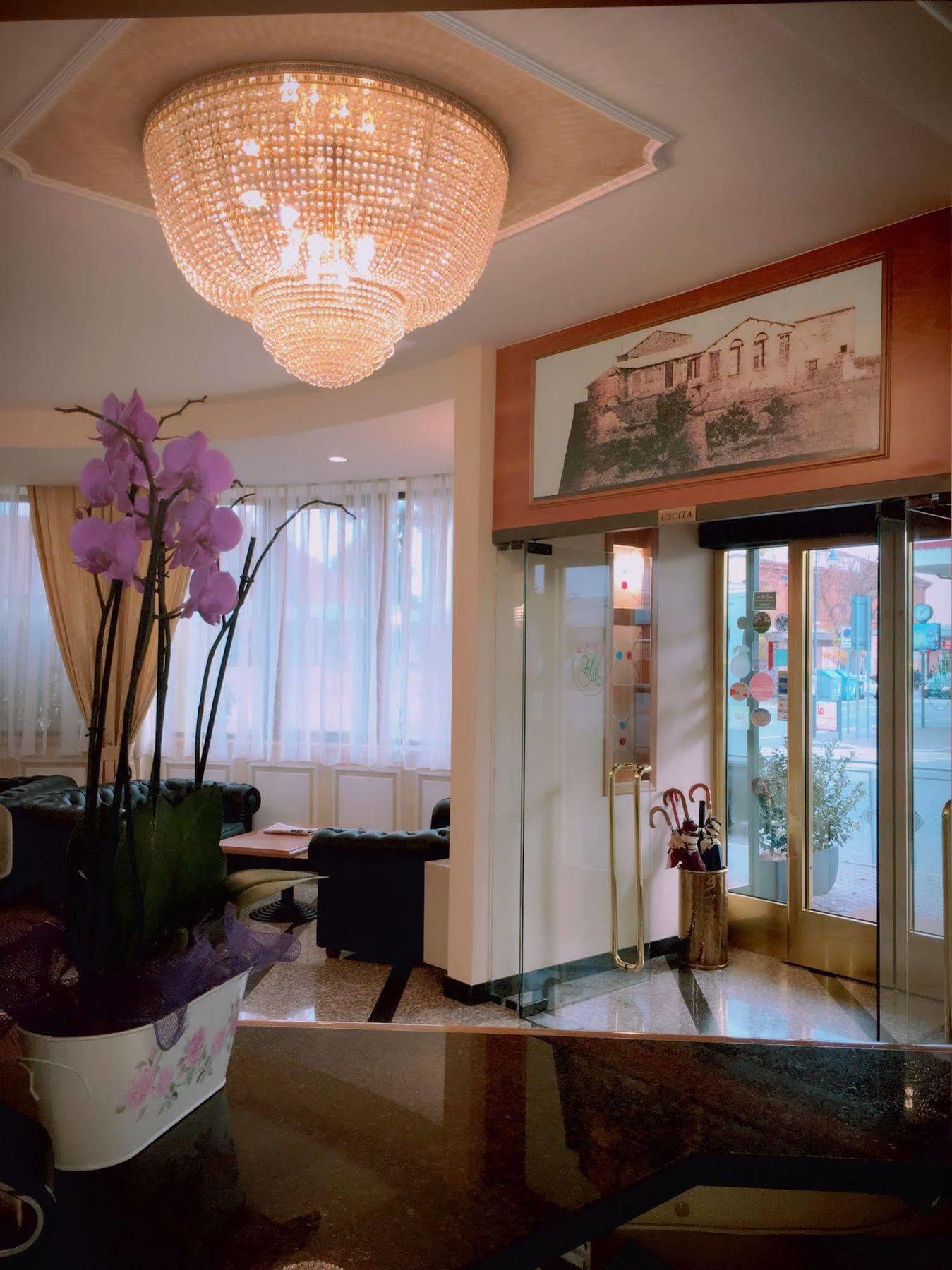 Hotel Alexander 체세나 외부 사진