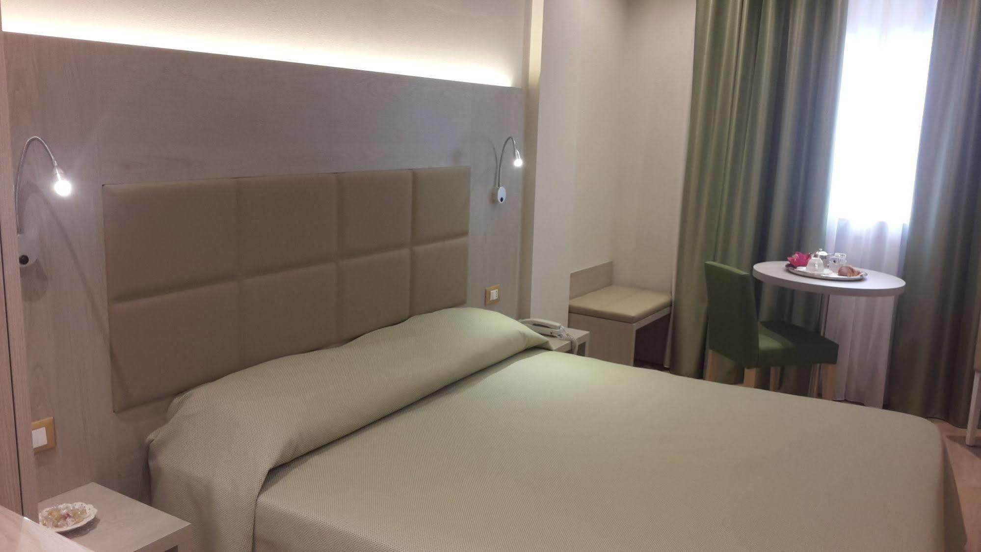 Hotel Alexander 체세나 외부 사진