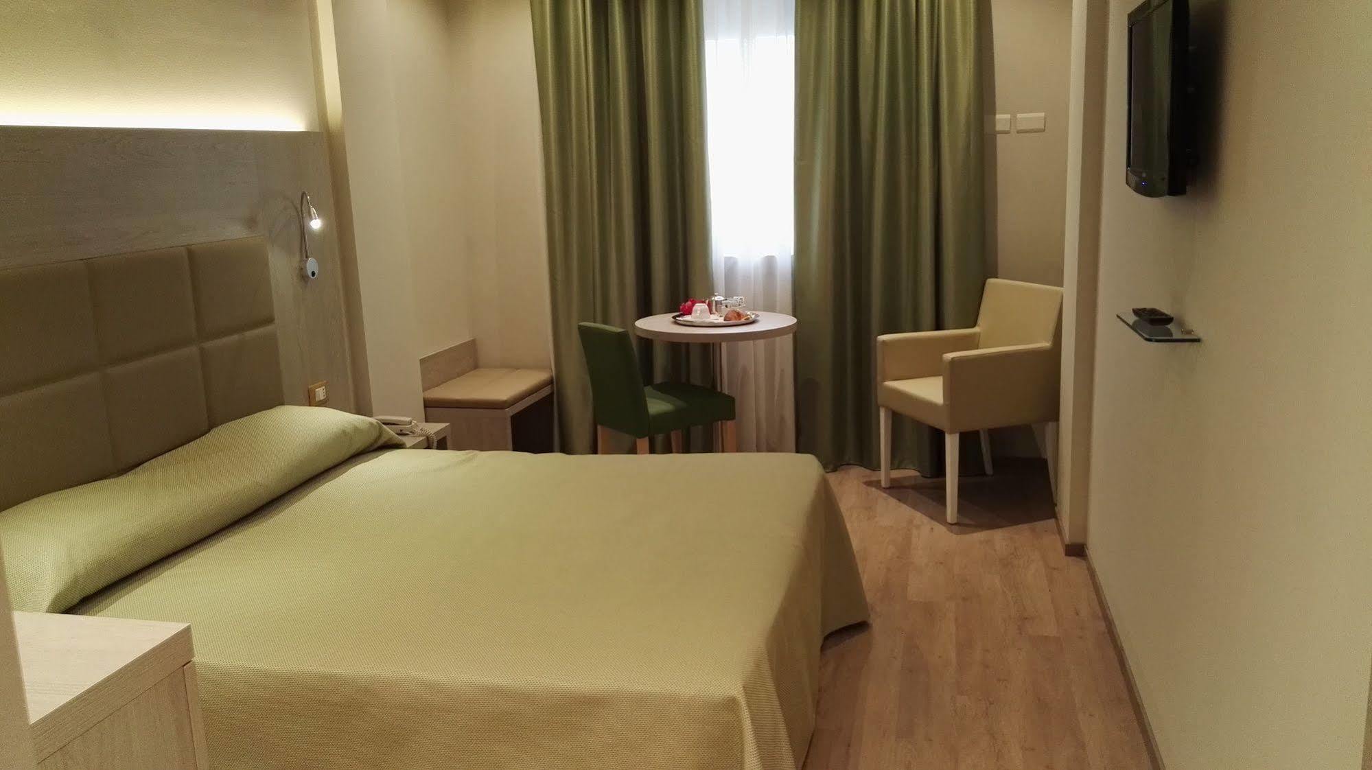 Hotel Alexander 체세나 외부 사진