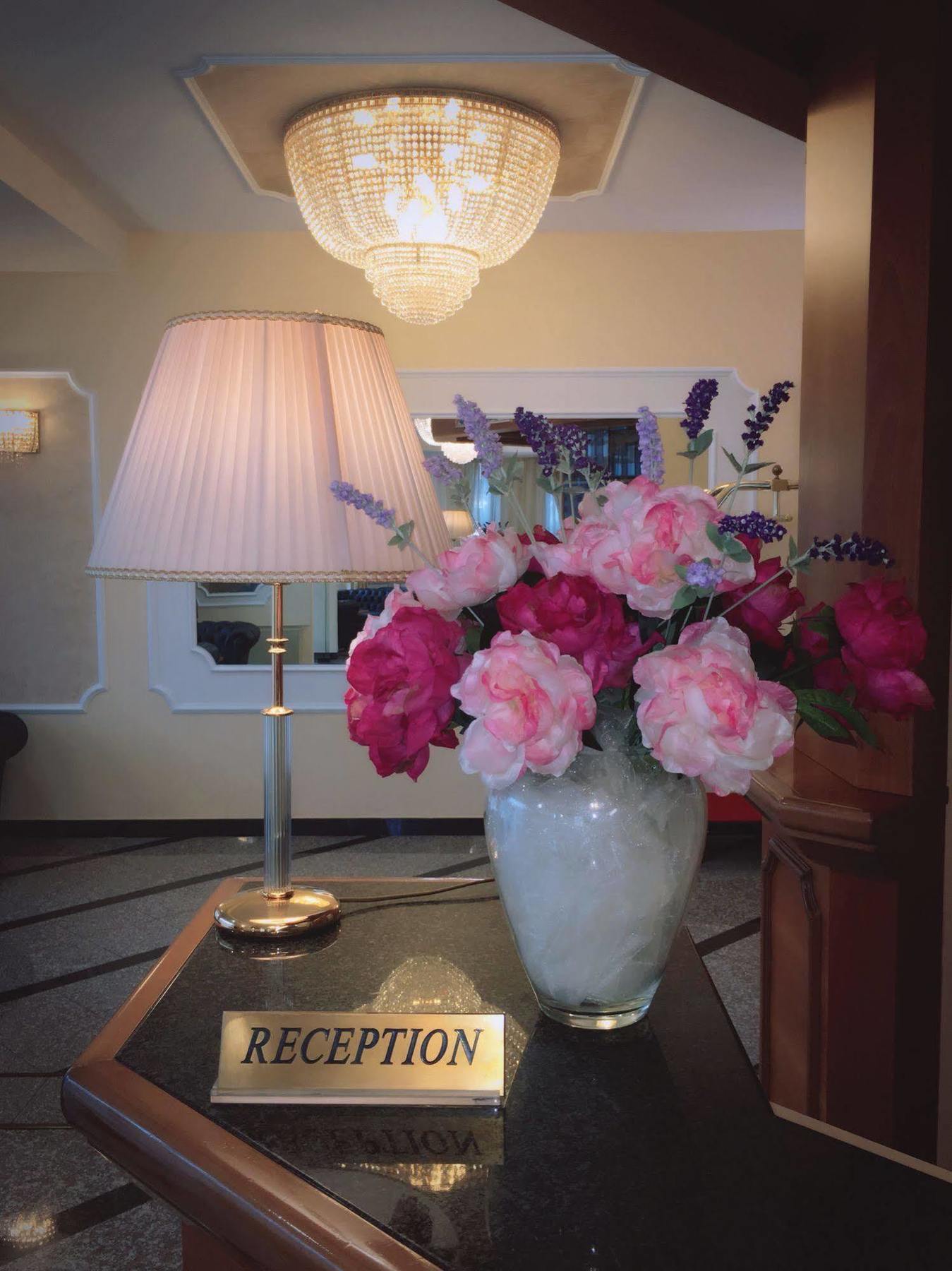 Hotel Alexander 체세나 외부 사진